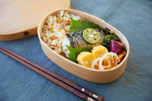 栗久の曲げわっぱ弁当箱に料理を盛り付けた利用シーン