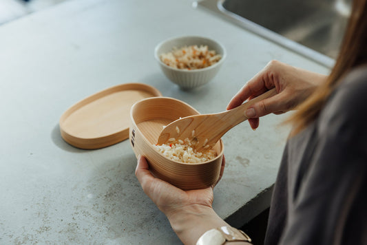 栗久の曲げわっぱ弁当箱にご飯を詰める利用シーン